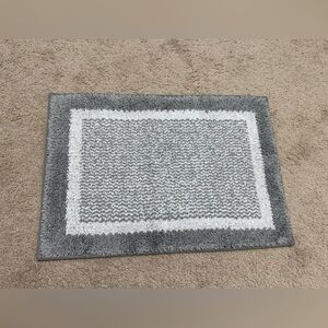 Luxurious Gray and White Bath Mat